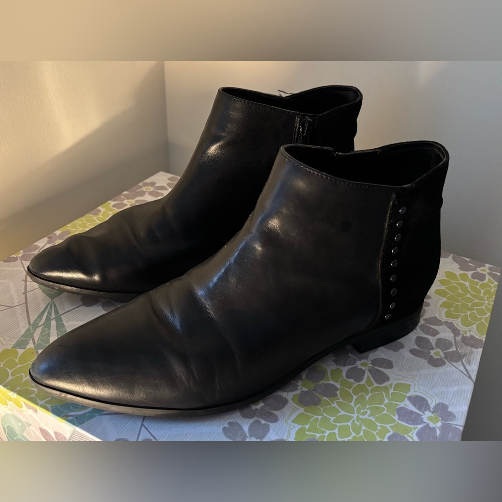 Nine West Size 9.5 Booties Leather Studs Flats Zip